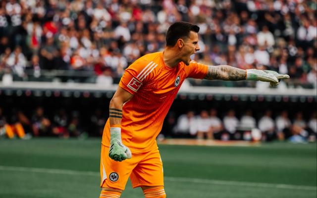 演一场进球, 在主场迎战